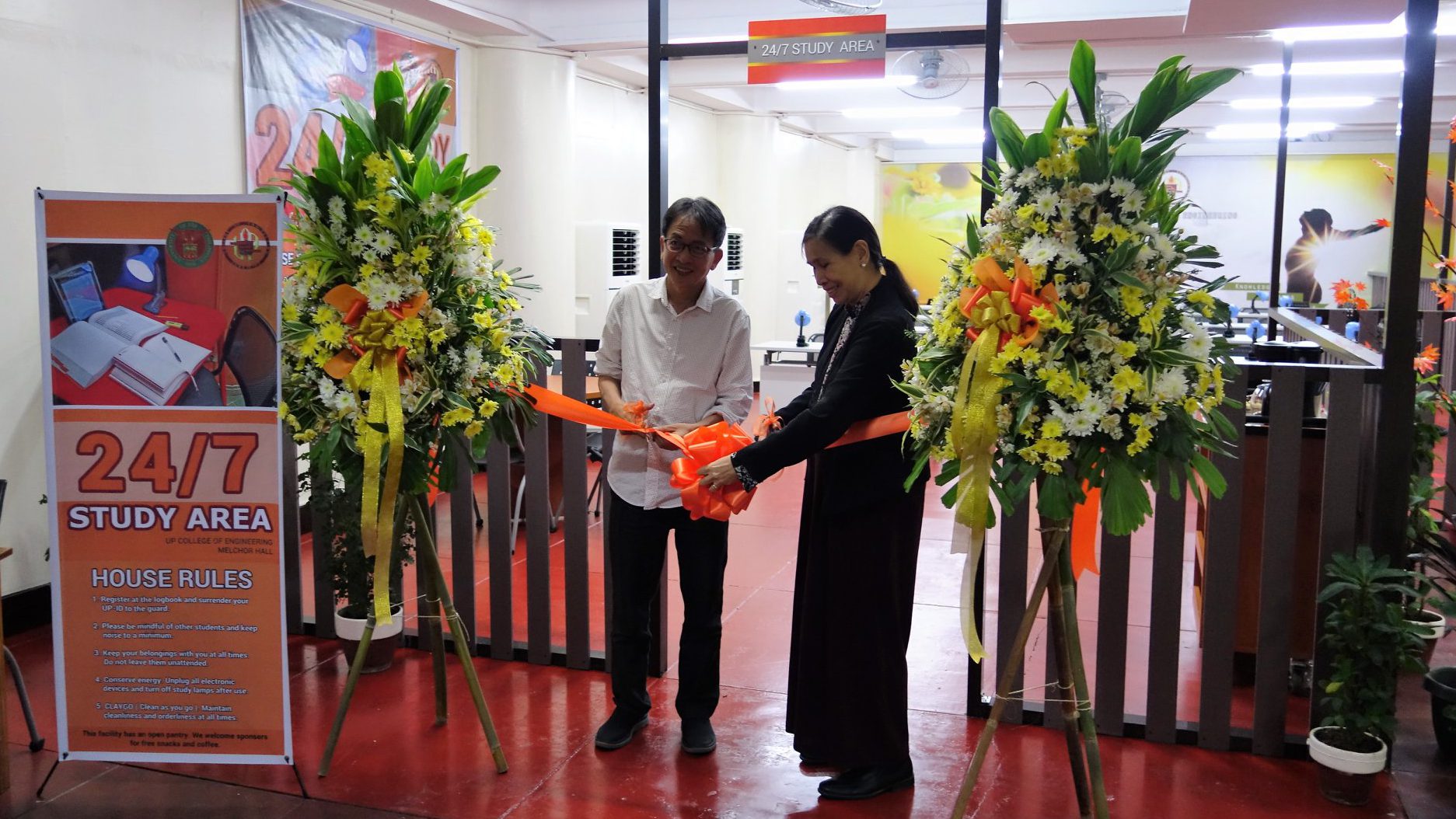 UP Diliman Chancellor Michael Tan and Dean Rizalinda de Leon cut the ribbons